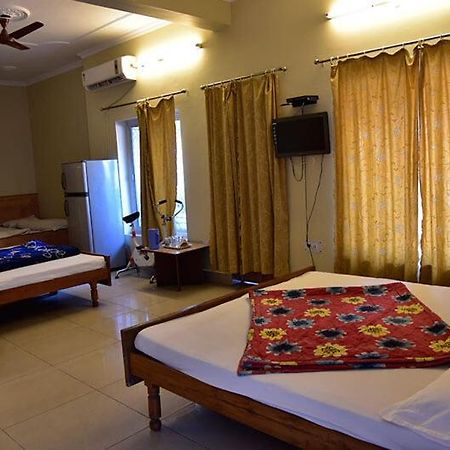 Hotel Ashrey Dehradun Esterno foto